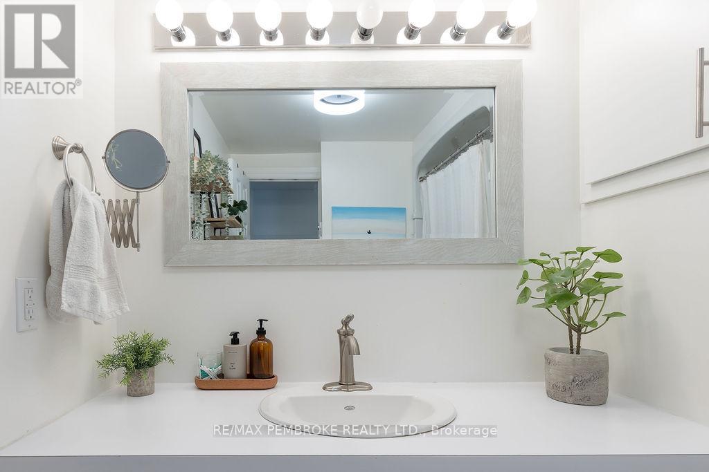 106 Pinehurst Estates, Petawawa, Ontario  K8H 2H2 - Photo 21 - X12504588