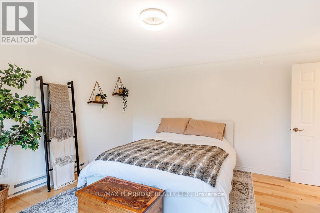 106 Pinehurst Estates, Petawawa, Ontario  K8H 2H2 - Photo 25 - X12504588