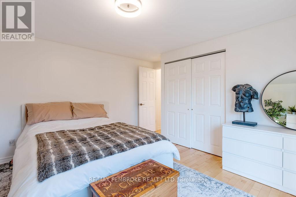 106 Pinehurst Estates, Petawawa, Ontario  K8H 2H2 - Photo 26 - X12504588