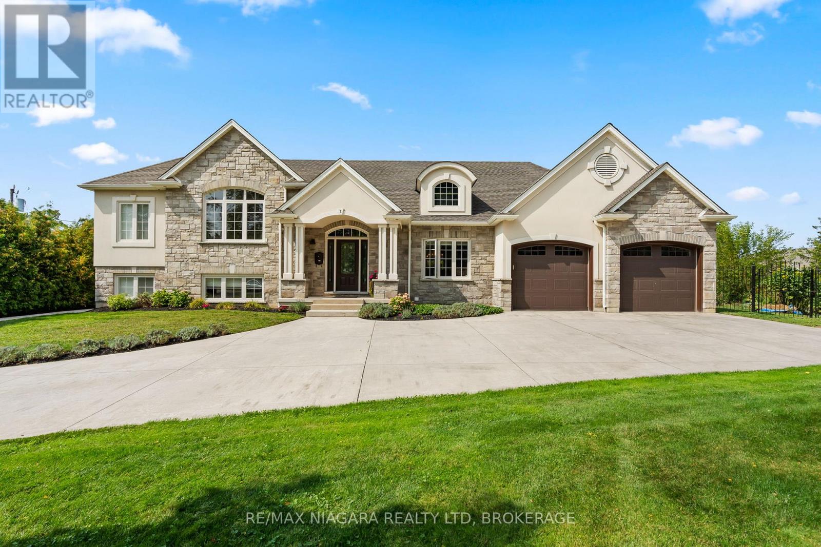 Property at 7 PARKLANE CRESCENT image 2