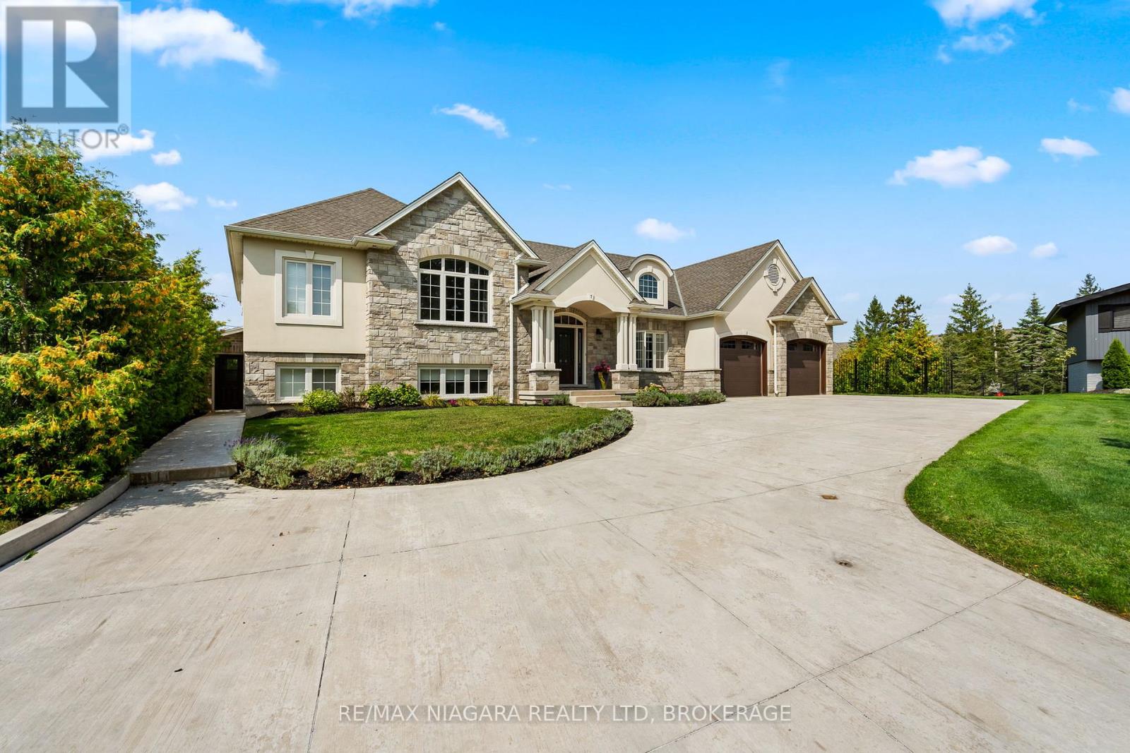 Property at 7 PARKLANE CRESCENT image 3