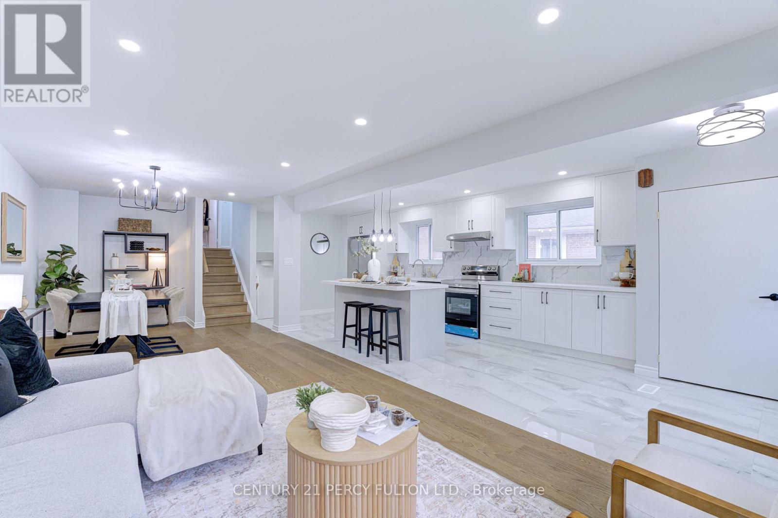 7146 Harwick Drive, Mississauga, Ontario  L4T 3A4 - Photo 3 - W12504498