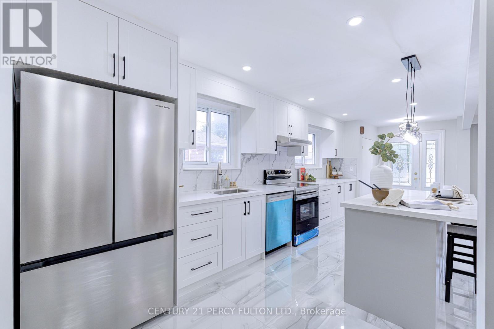 7146 Harwick Drive, Mississauga, Ontario  L4T 3A4 - Photo 7 - W12504498