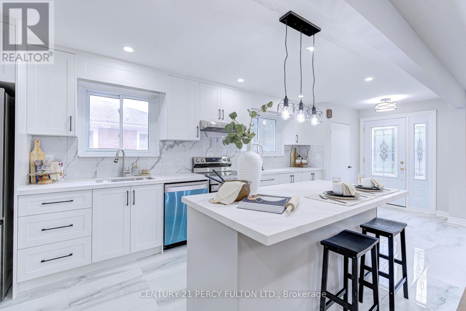 7146 Harwick Drive, Mississauga, Ontario  L4T 3A4 - Photo 9 - W12504498