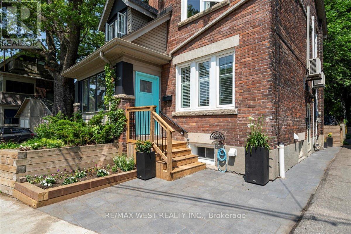 206 Howard Park Avenue, Toronto, Ontario  M6R 1W1 - Photo 2 - W12504536