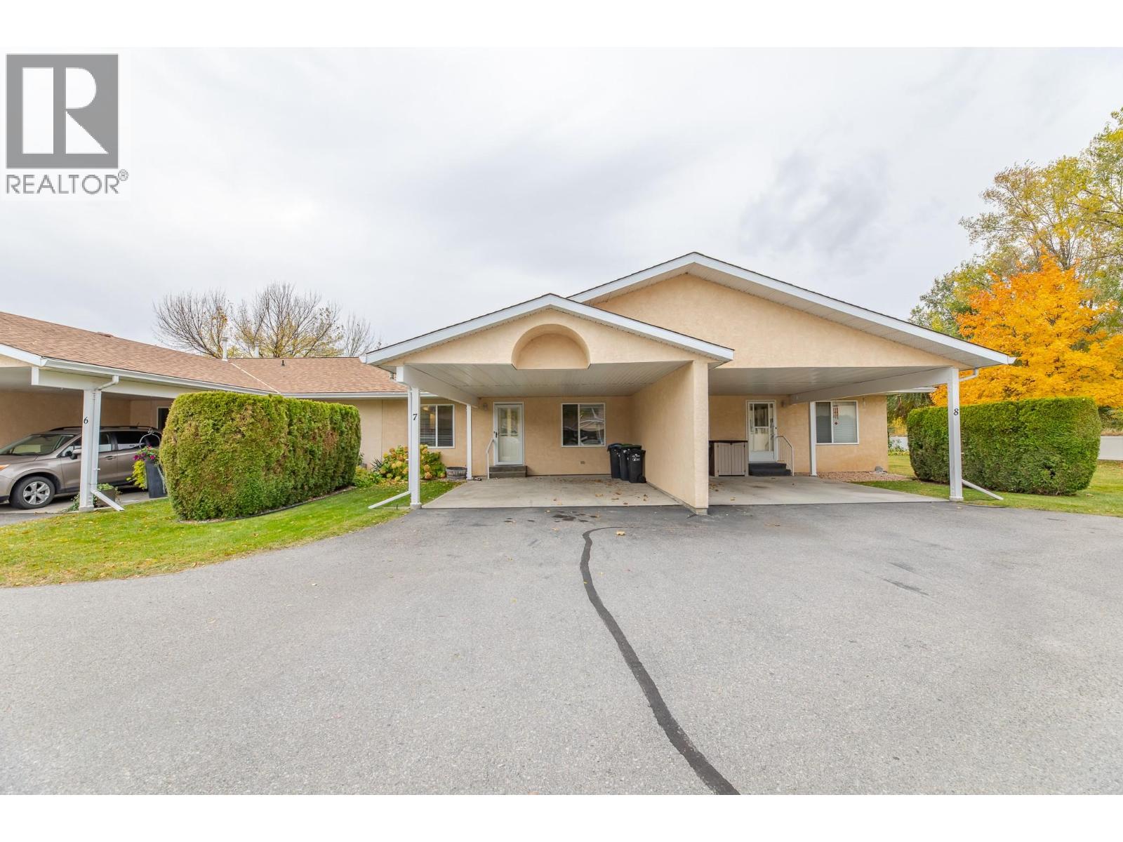 145 REDWING Place Unit# 7 Oliver Photo 3 145 REDWING Place Unit# 7 Oliver Photo 3