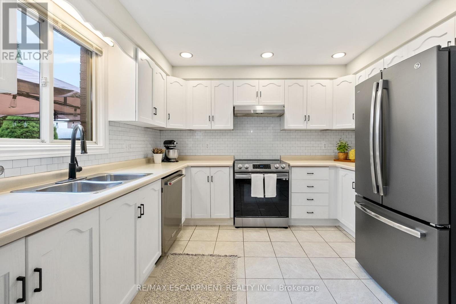 95 Gatestone Drive, Hamilton, Ontario  L8J 2V1 - Photo 14 - X12504540