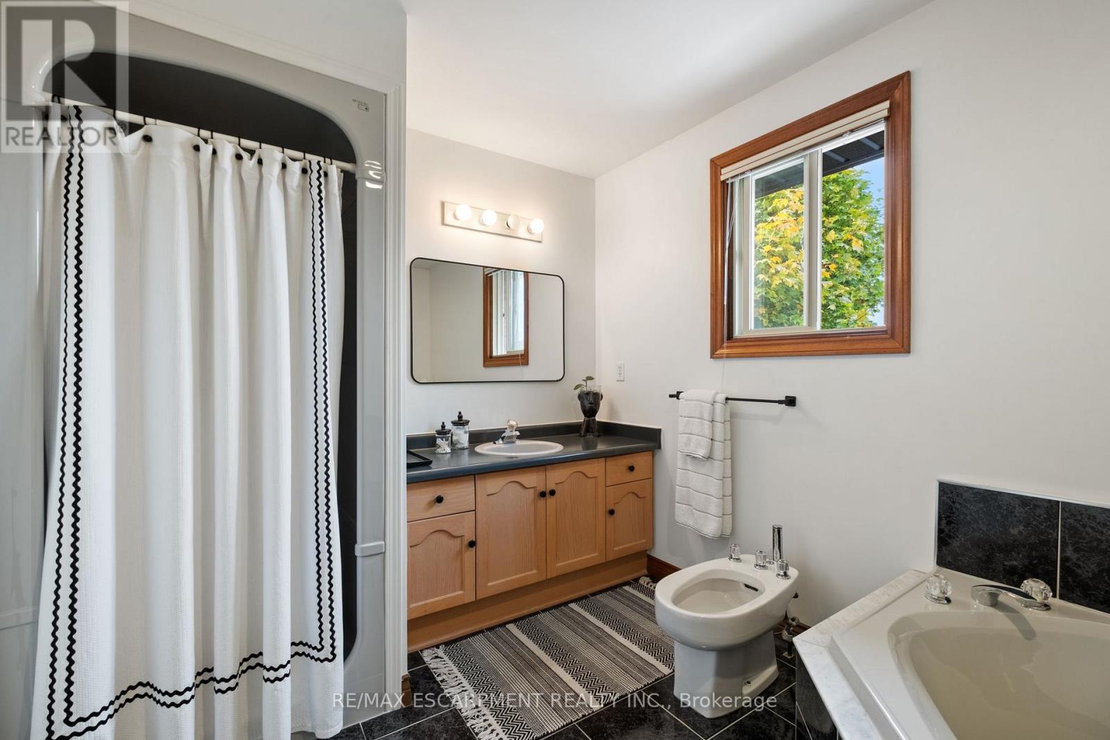 95 Gatestone Drive, Hamilton, Ontario  L8J 2V1 - Photo 33 - X12504540