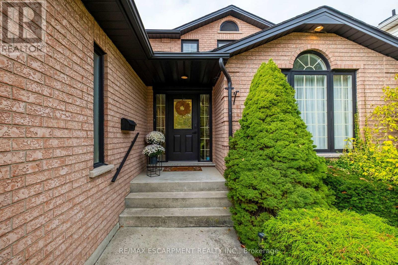 95 Gatestone Drive, Hamilton, Ontario  L8J 2V1 - Photo 4 - X12504540