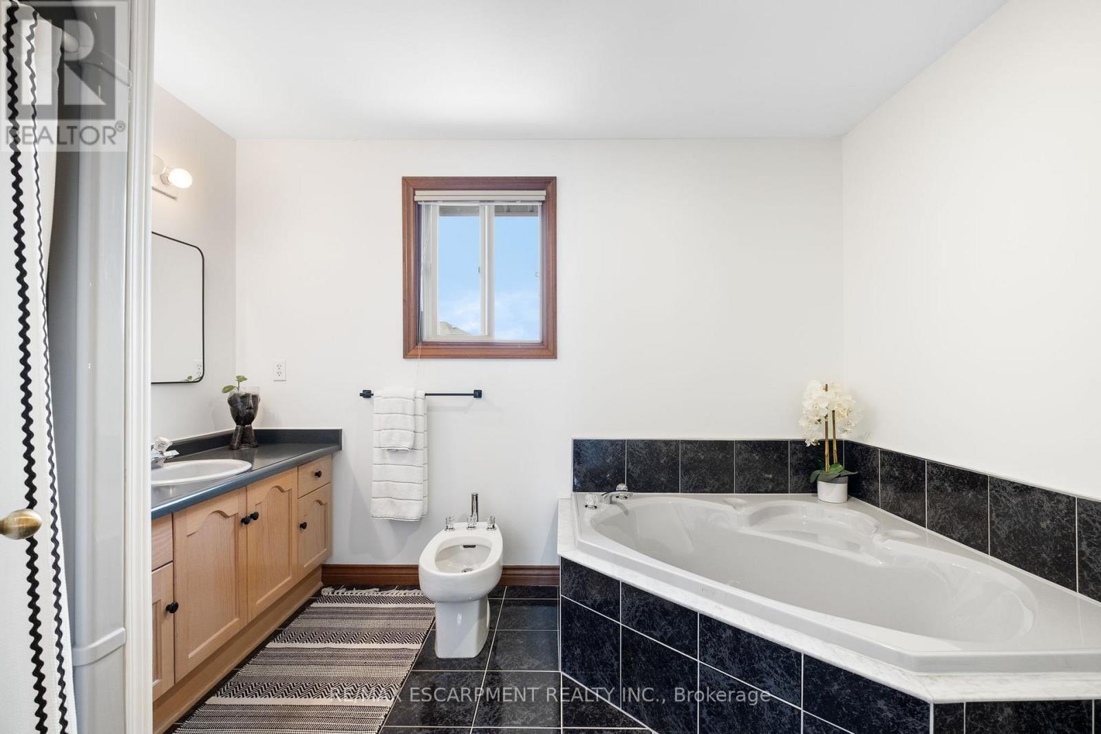 95 Gatestone Drive, Hamilton, Ontario  L8J 2V1 - Photo 42 - X12504540