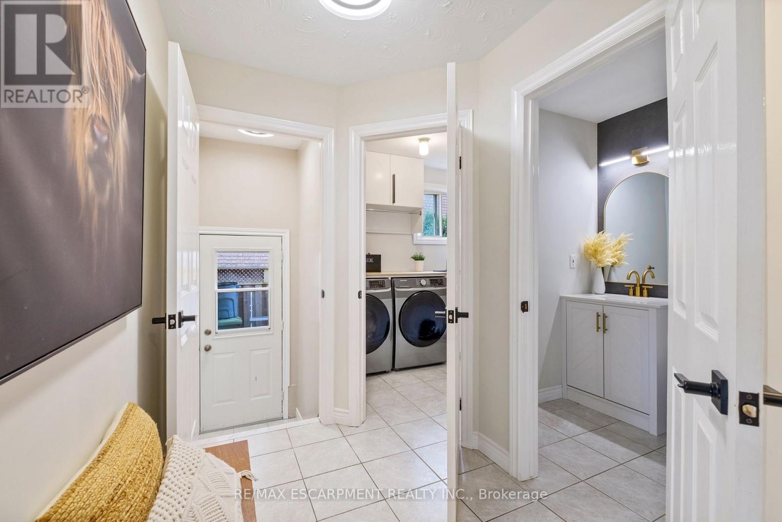 95 Gatestone Drive, Hamilton, Ontario  L8J 2V1 - Photo 5 - X12504540