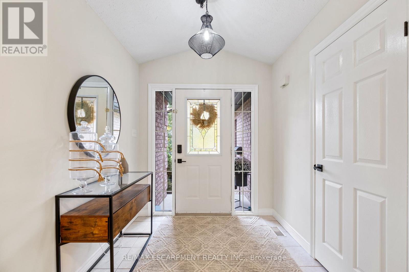 95 Gatestone Drive, Hamilton, Ontario  L8J 2V1 - Photo 6 - X12504540