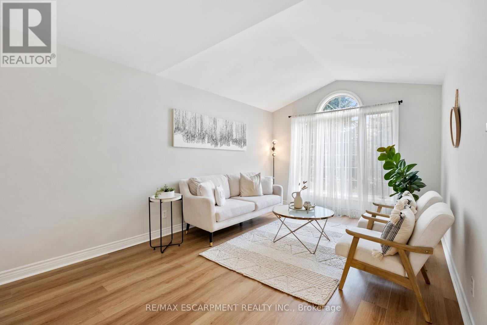 95 Gatestone Drive, Hamilton, Ontario  L8J 2V1 - Photo 8 - X12504540