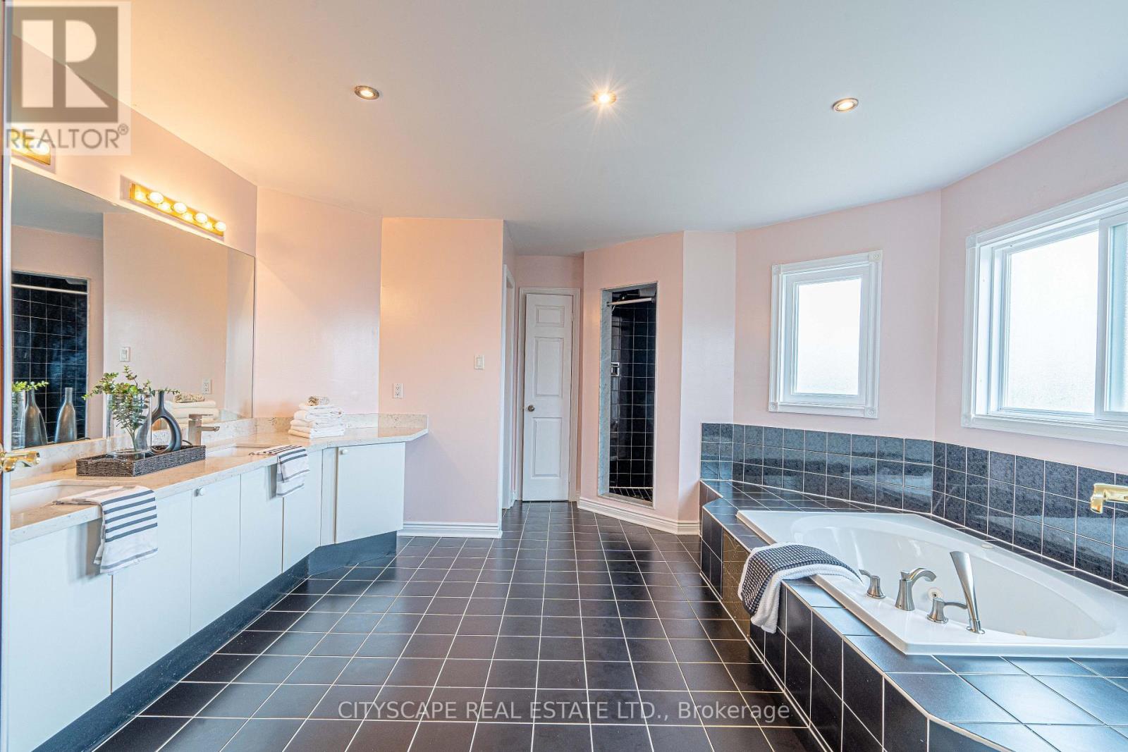 3721 Trelawny Circle, Mississauga, Ontario  L5N 5J7 - Photo 26 - W12492736