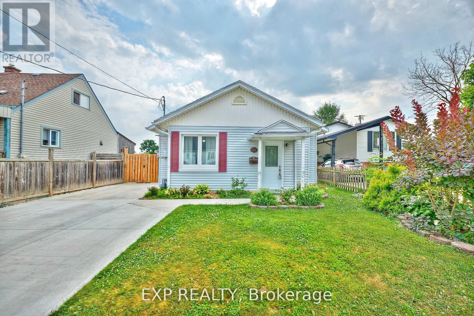 31 Woodrow Street, St. Catharines, Ontario  L2P 2A1 - Photo 2 - X12504108