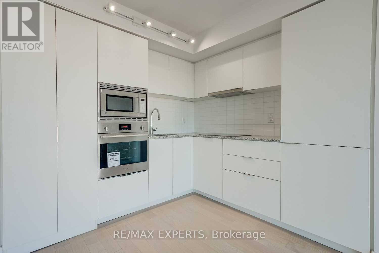 1511 - 955 Bay Street, Toronto, Ontario  M5S 0C6 - Photo 2 - C12504802