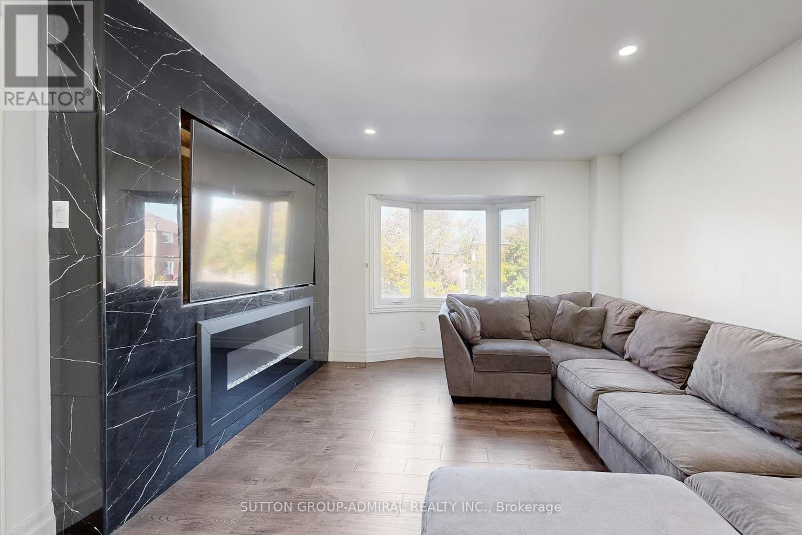 300 Charlton Avenue, Vaughan, Ontario  L4J 6H4 - Photo 3 - N12504602