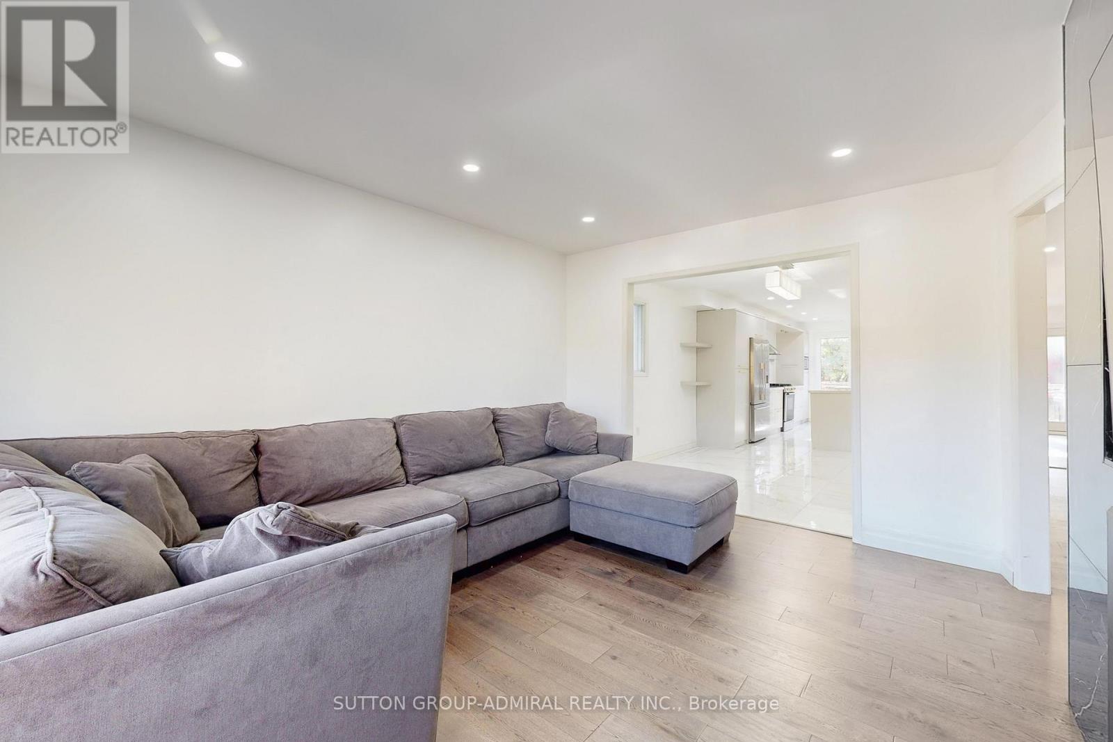 300 Charlton Avenue, Vaughan, Ontario  L4J 6H4 - Photo 4 - N12504602