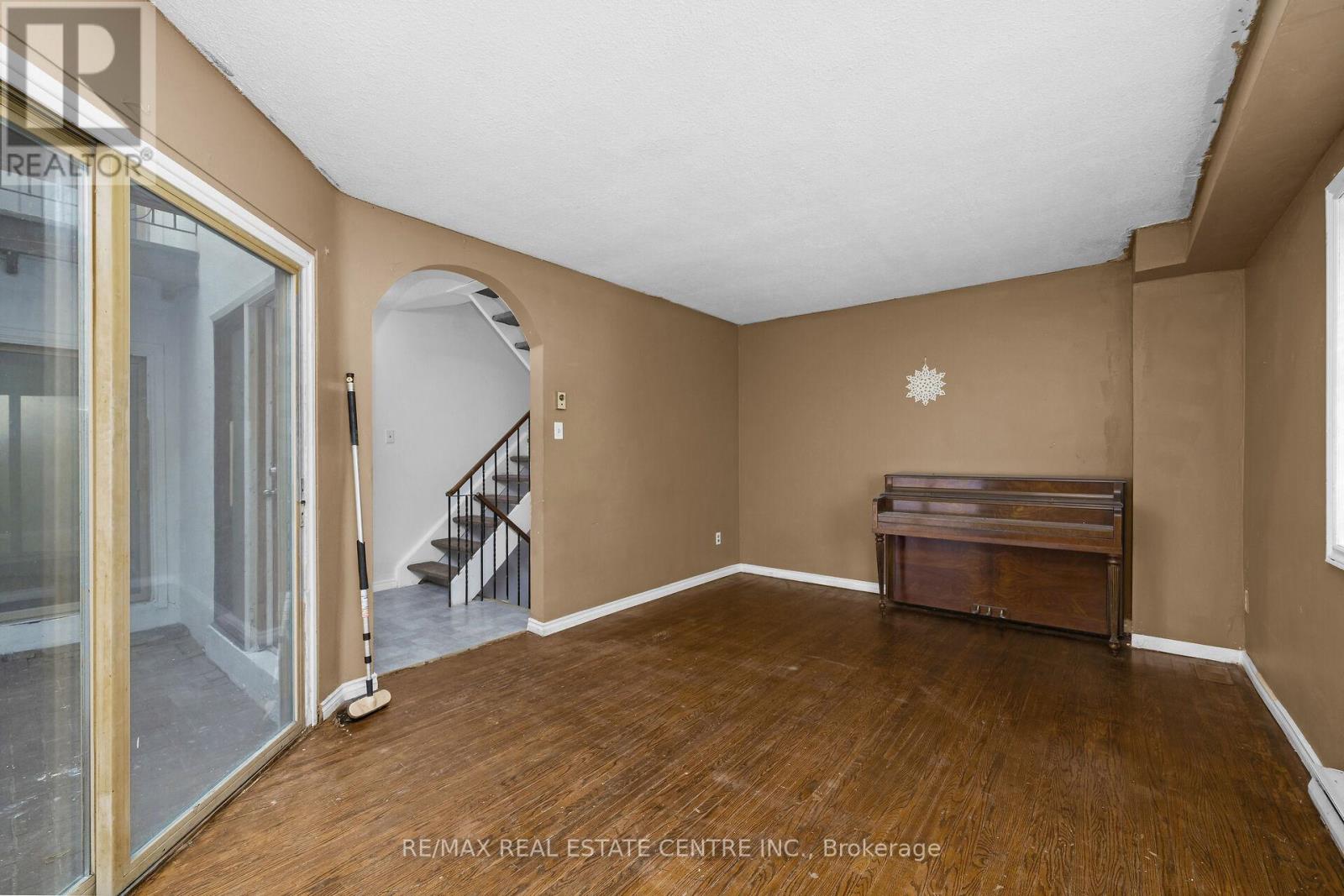 28 Adamson Street S, Halton Hills, Ontario  L0P 1K0 - Photo 11 - W12503534