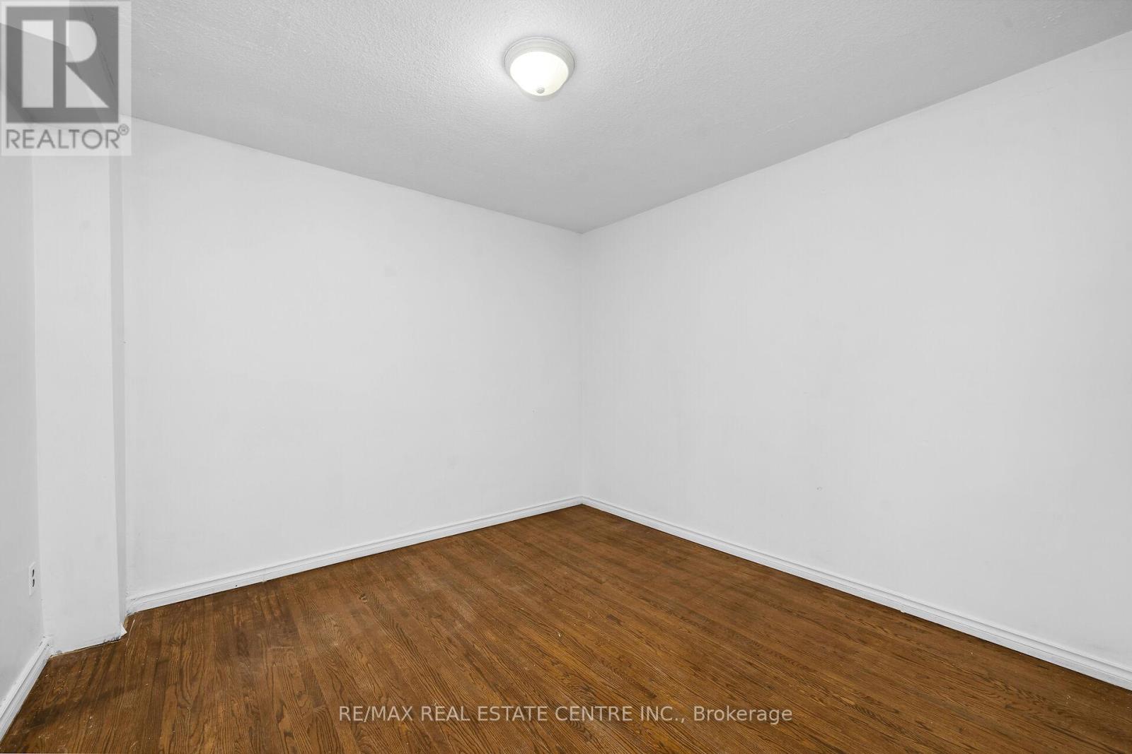 28 Adamson Street S, Halton Hills, Ontario  L0P 1K0 - Photo 8 - W12503534