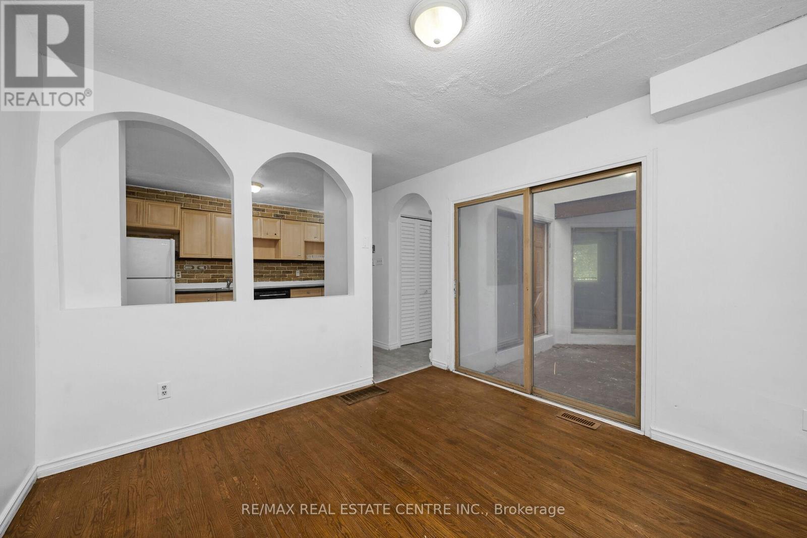 28 Adamson Street S, Halton Hills, Ontario  L0P 1K0 - Photo 9 - W12503534