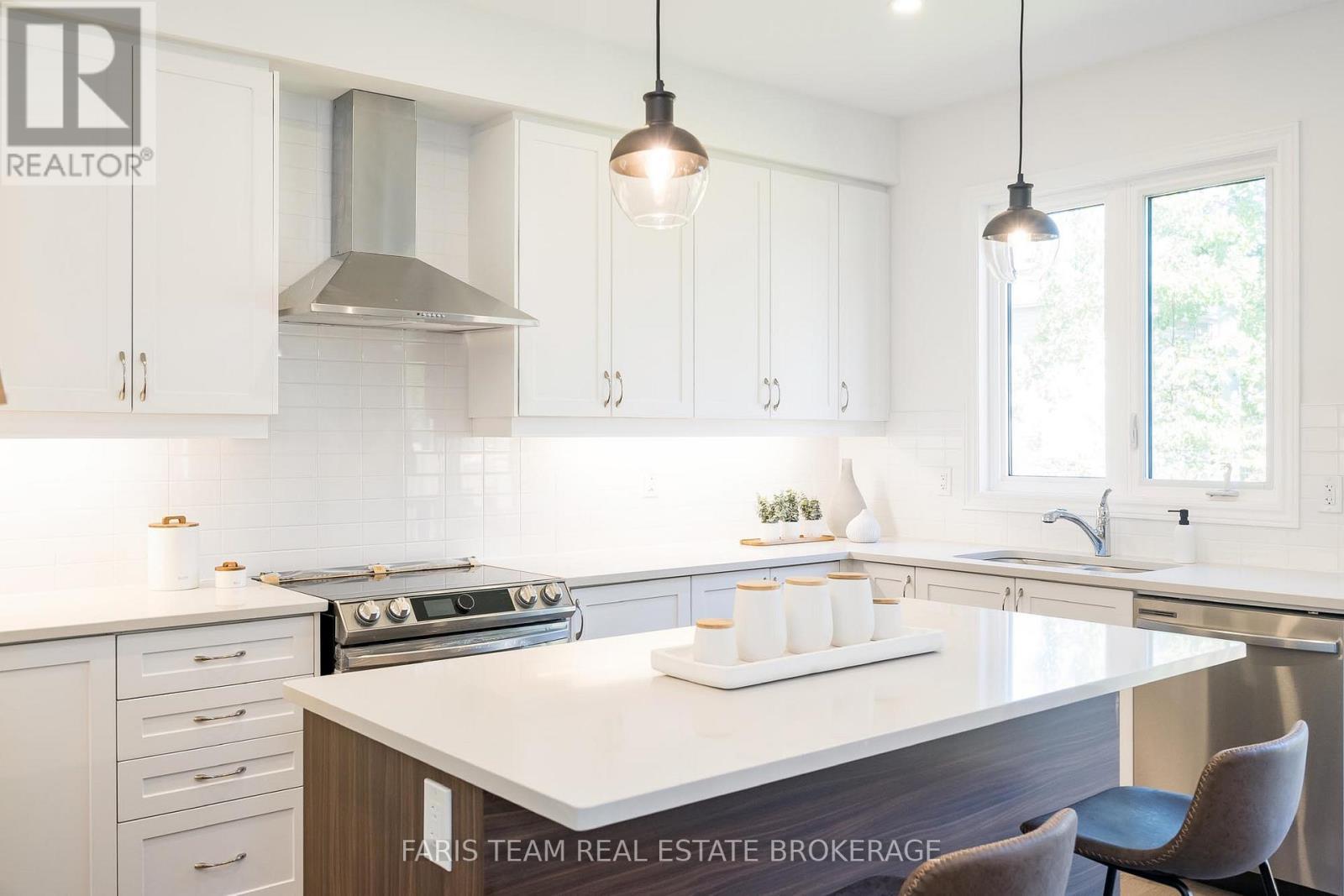 89 Berkely Street, Wasaga Beach, Ontario  L9Z 2N5 - Photo 11 - S12504566