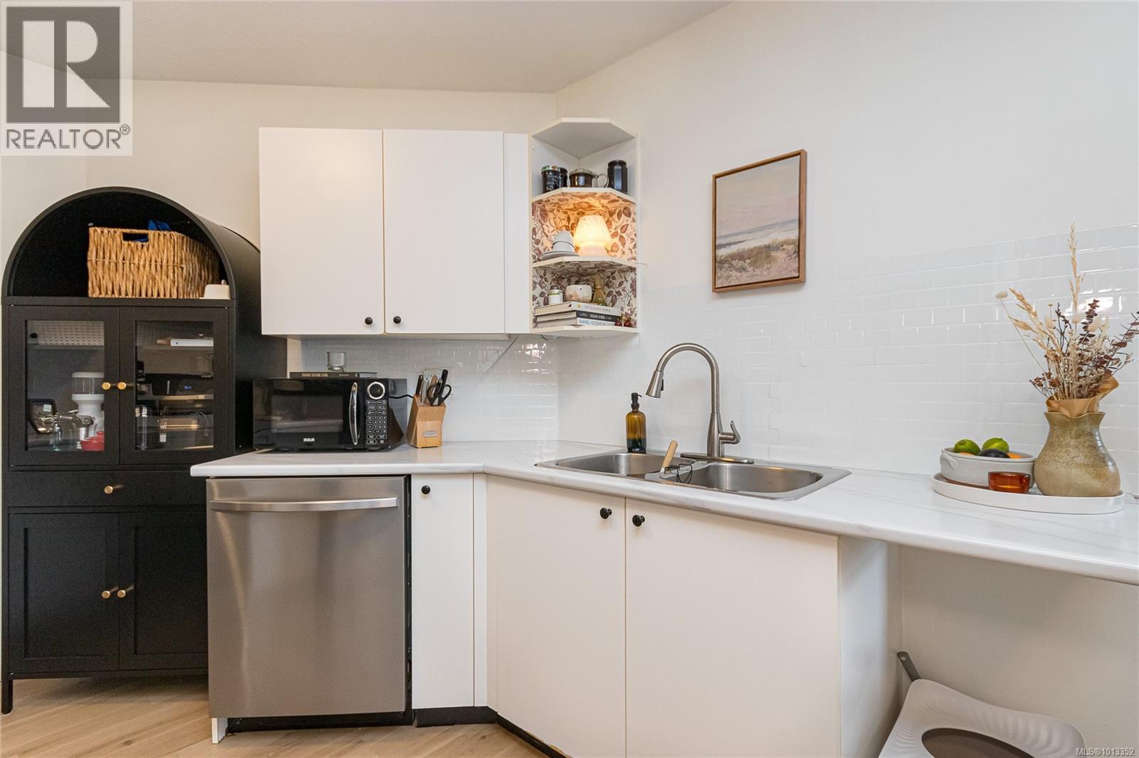 410 2560 Wark St, Victoria, British Columbia  V8T 4G8 - Photo 14 - 1013352