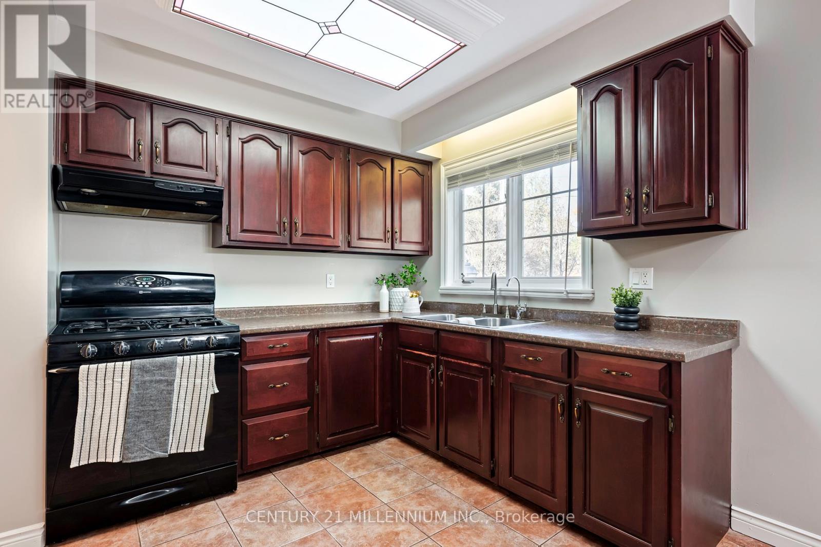 9 Erindale Avenue, Orangeville, Ontario  L9W 2V8 - Photo 7 - W12504706