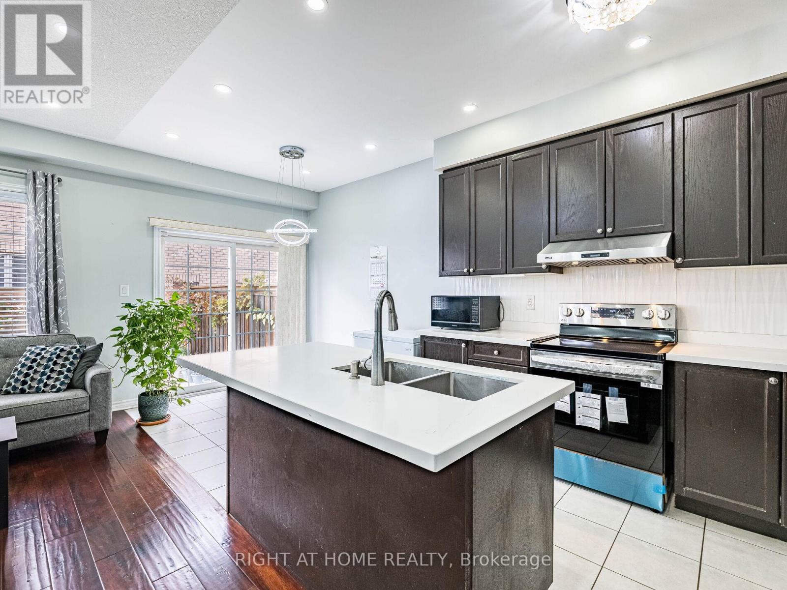 1302 Ruddy Crescent, Milton, Ontario  L9T 8M3 - Photo 13 - W12504776