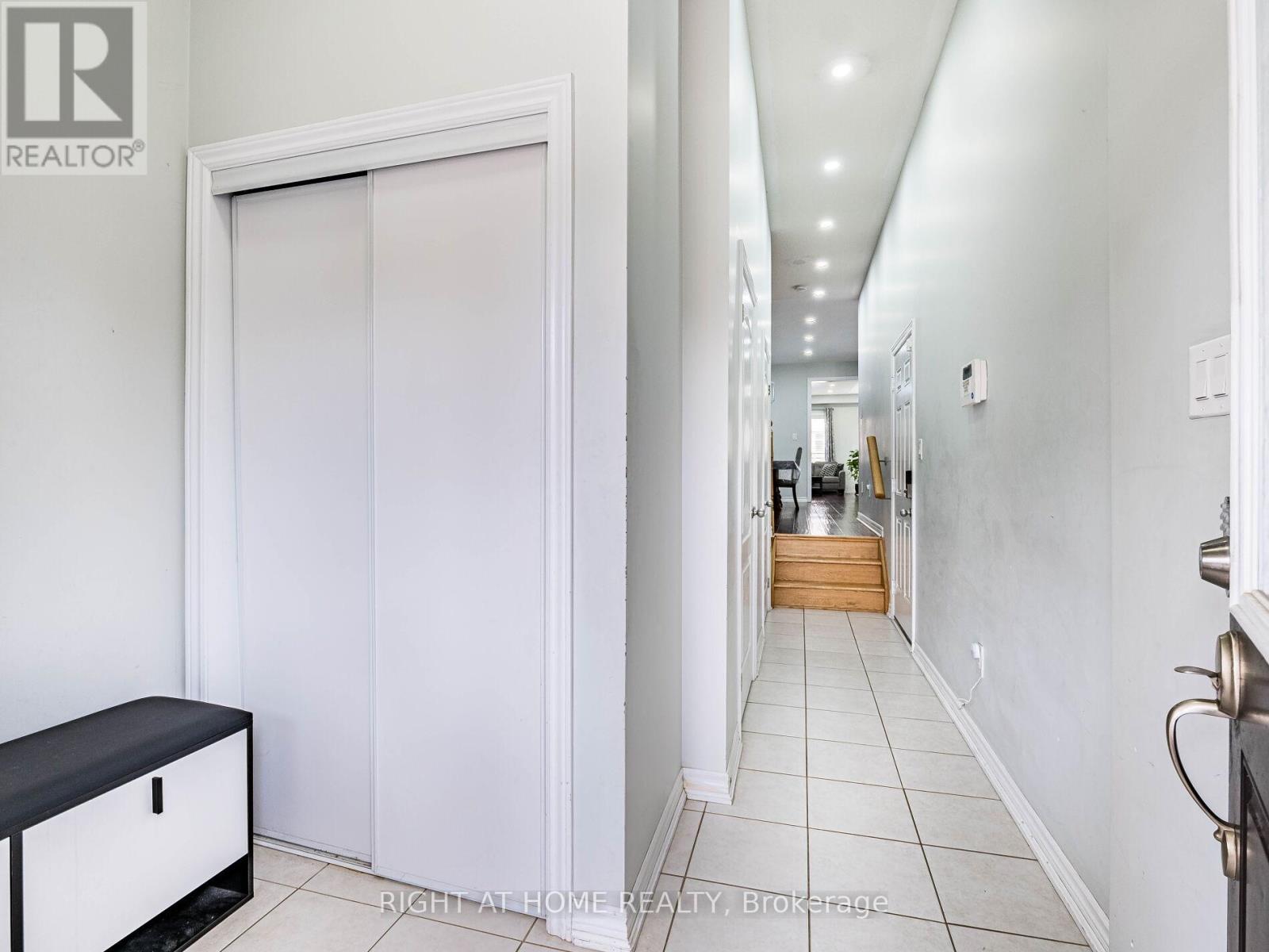 1302 Ruddy Crescent, Milton, Ontario  L9T 8M3 - Photo 5 - W12504776