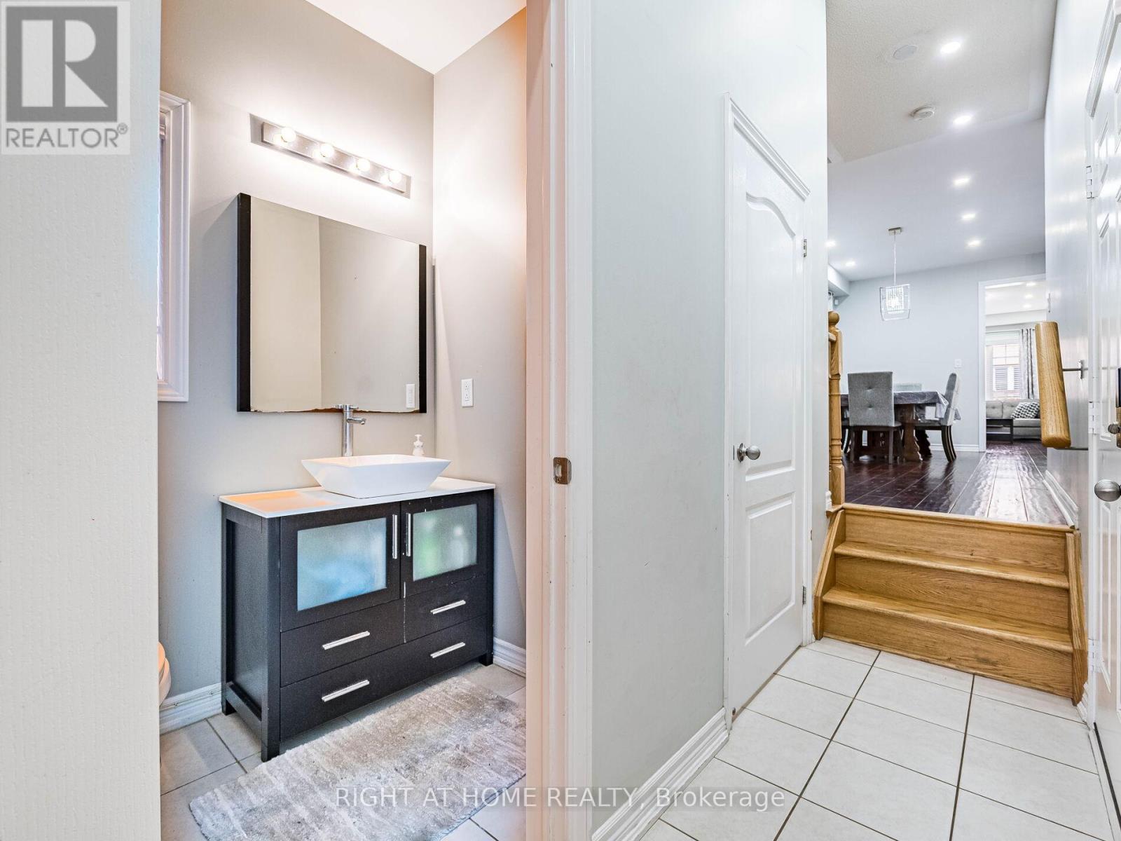 1302 Ruddy Crescent, Milton, Ontario  L9T 8M3 - Photo 7 - W12504776