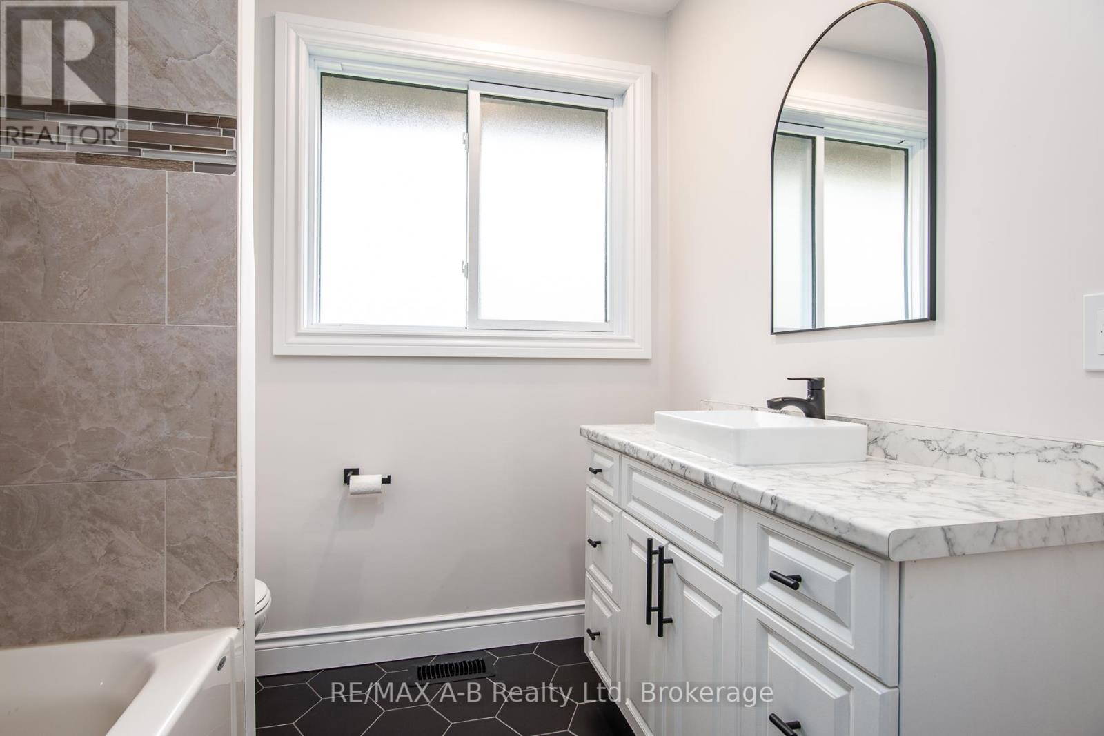 149 Norfolk Street, Stratford, Ontario  N5A 3Y7 - Photo 27 - X12504666