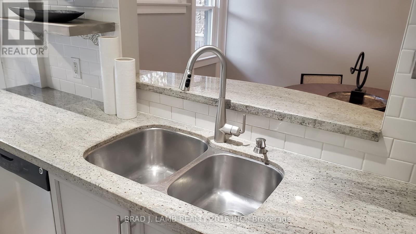 107 Woodbine Avenue, Toronto, Ontario  M4L 3P1 - Photo 6 - E12504890