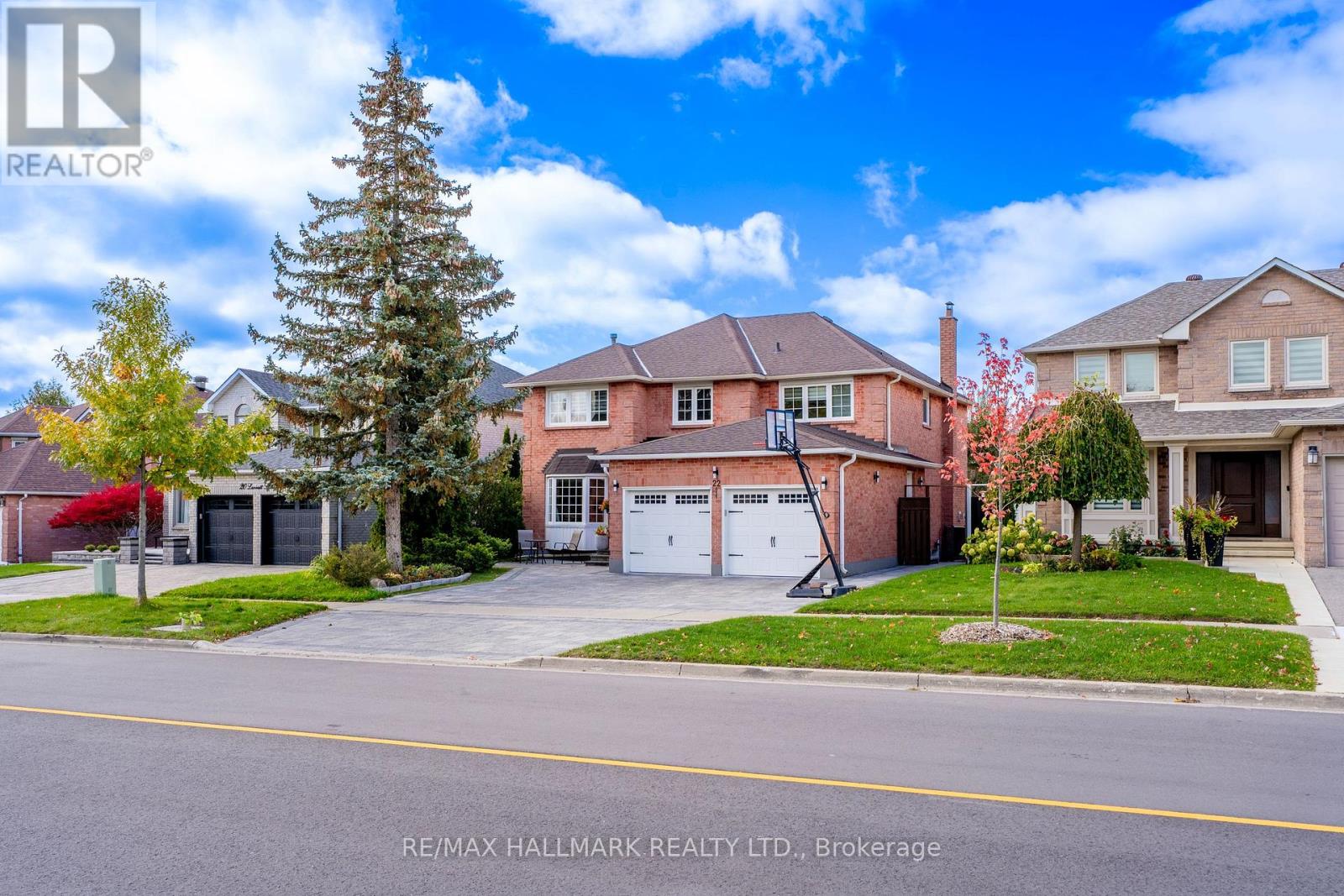 22 Larratt Ln Avenue, Richmond Hill, Ontario  L4C 9H9 - Photo 3 - N12504904