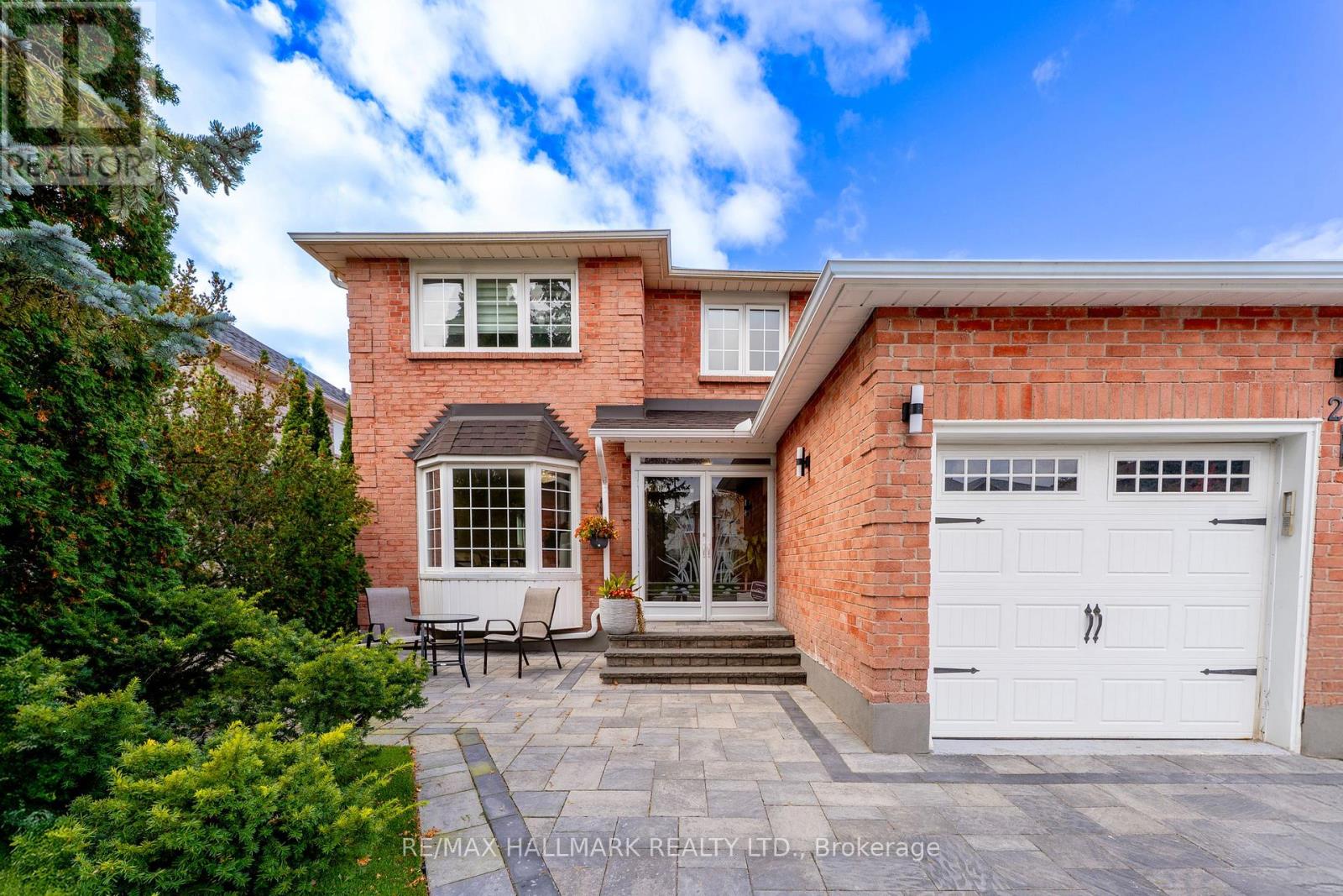 22 Larratt Ln Avenue, Richmond Hill, Ontario  L4C 9H9 - Photo 4 - N12504904