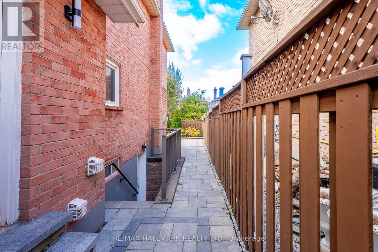 22 Larratt Ln Avenue, Richmond Hill, Ontario  L4C 9H9 - Photo 42 - N12504904