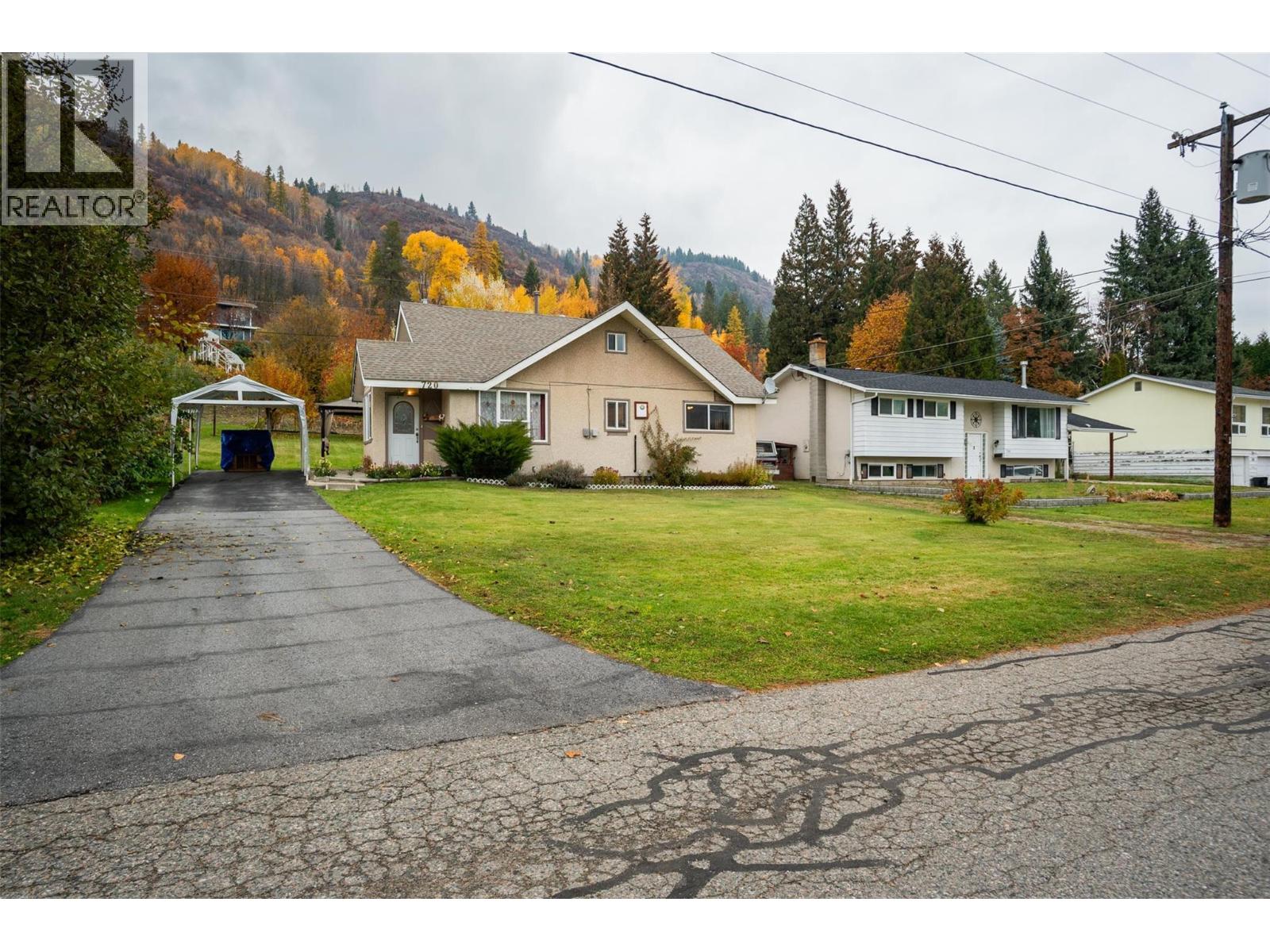 720 11th Avenue, montrose, British Columbia