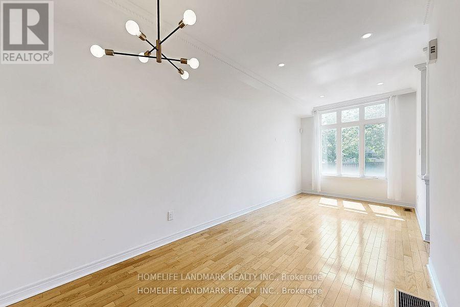 19 English Garden Way, Toronto, Ontario  M2M 4M4 - Photo 3 - C12411005