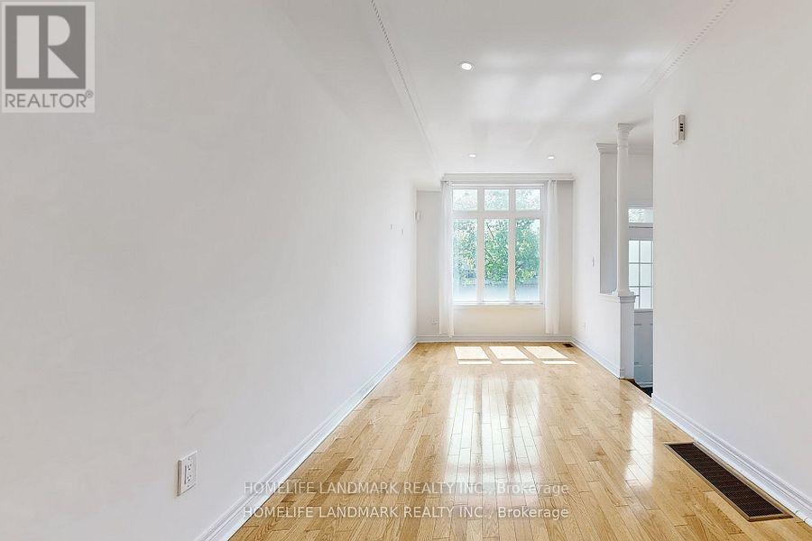 19 English Garden Way, Toronto, Ontario  M2M 4M4 - Photo 4 - C12411005