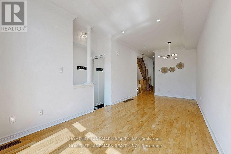 19 English Garden Way, Toronto, Ontario  M2M 4M4 - Photo 6 - C12411005