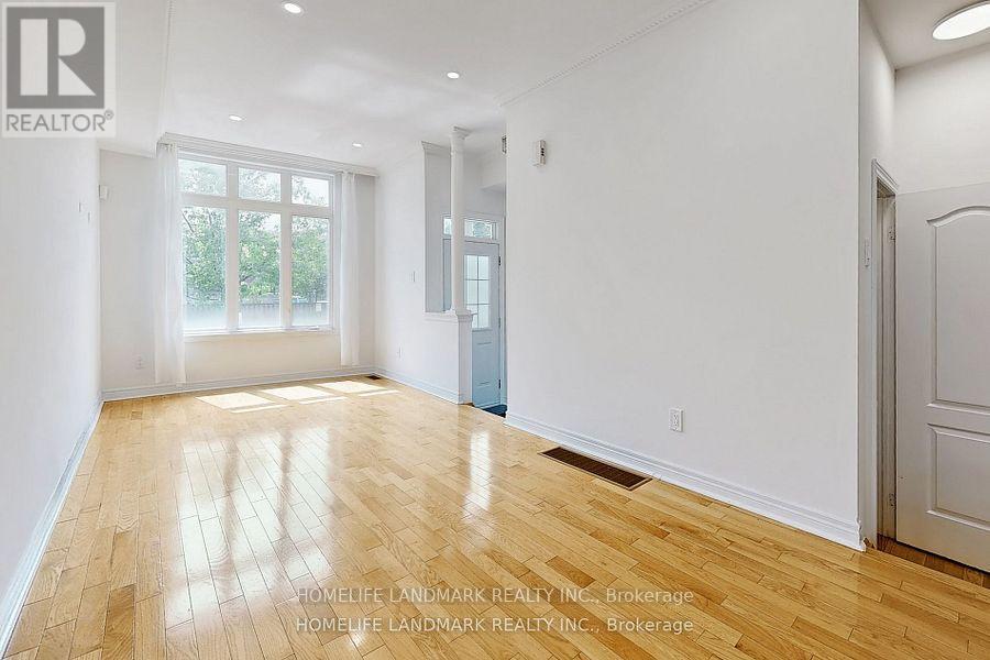 19 English Garden Way, Toronto, Ontario  M2M 4M4 - Photo 5 - C12411005