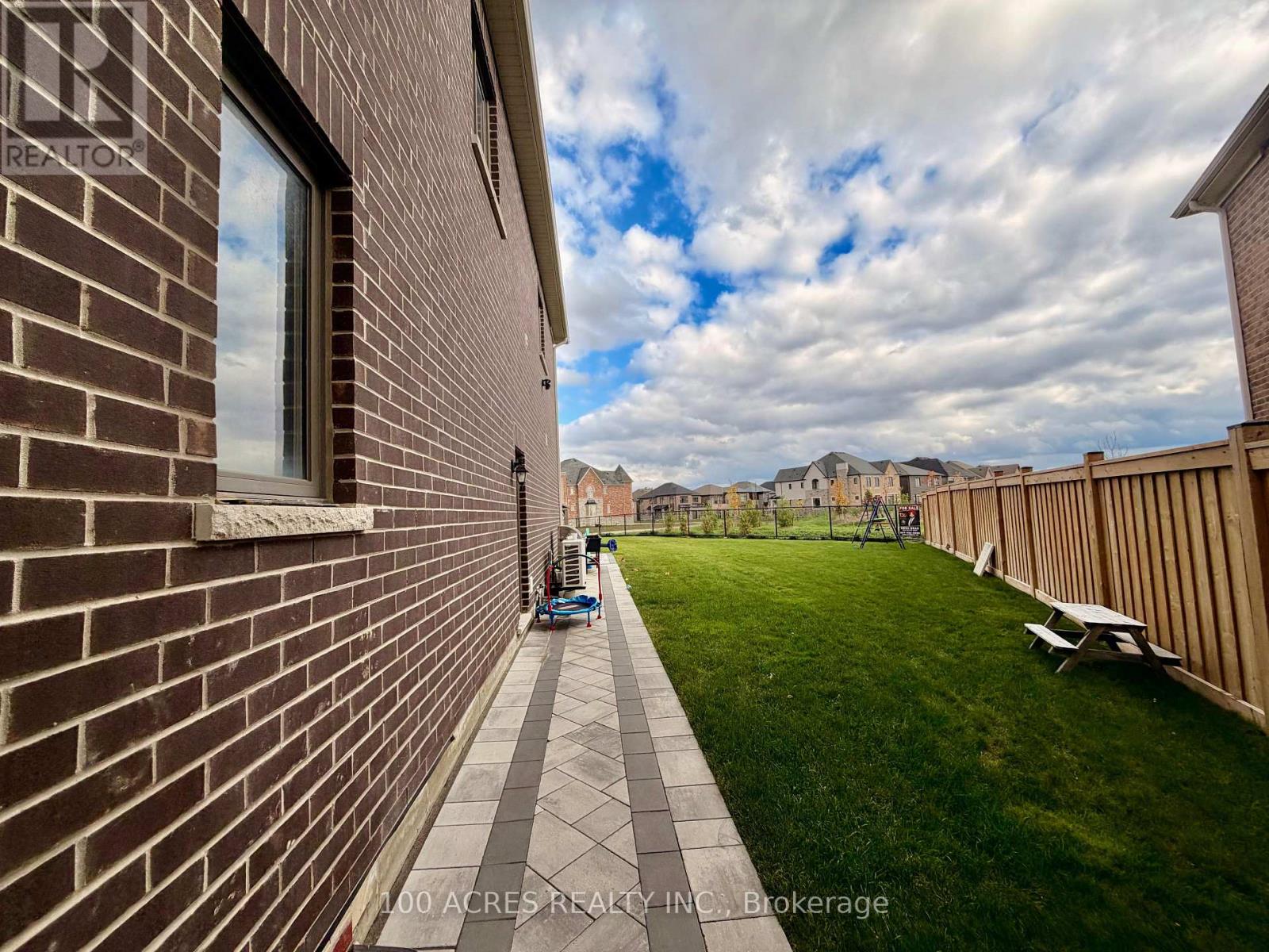 63 Eberly Woods Drive, Caledon, Ontario  L7C 4J3 - Photo 10 - W12504900