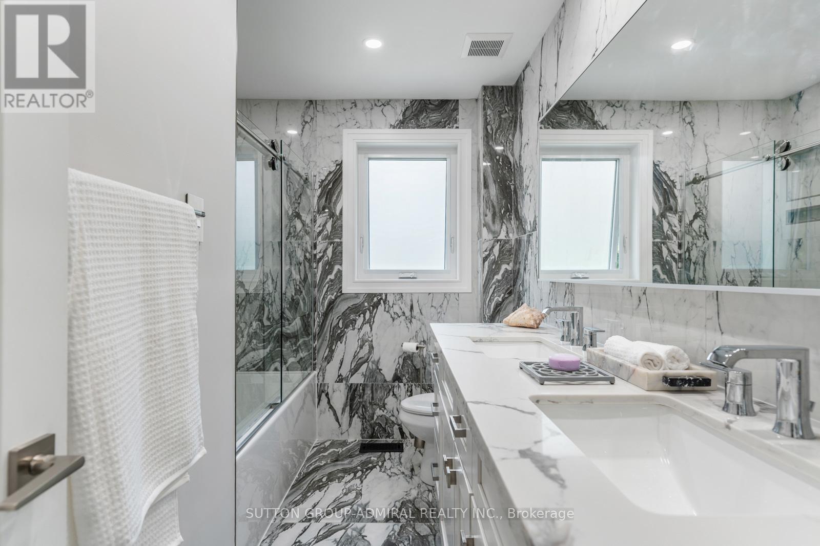 41 Waterford Drive, Toronto, Ontario  M9R 2N5 - Photo 18 - W12504918