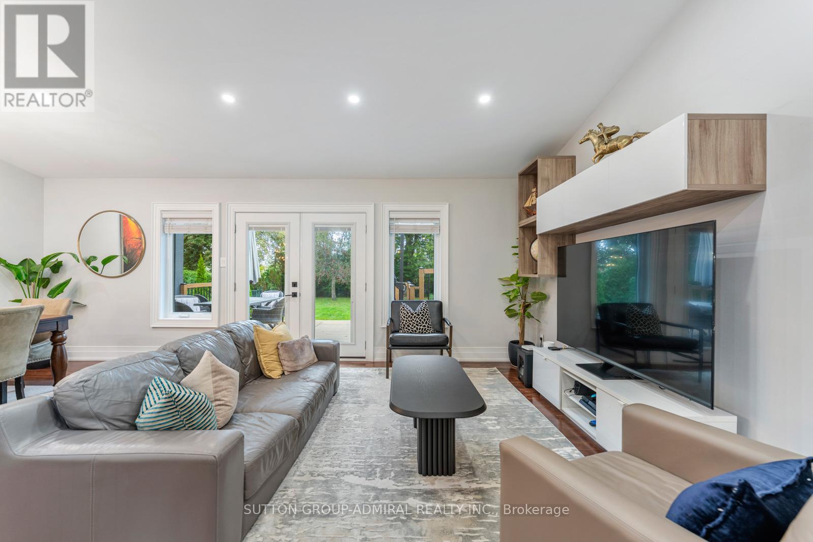 41 Waterford Drive, Toronto, Ontario  M9R 2N5 - Photo 3 - W12504918