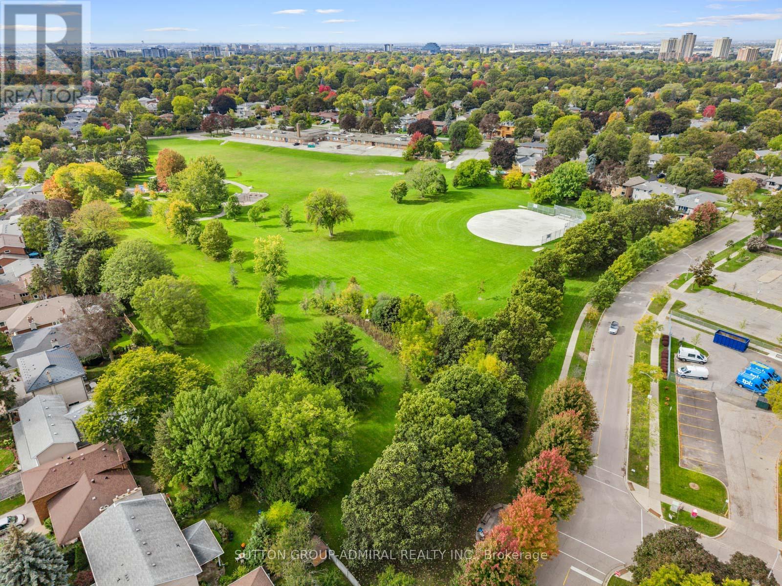 41 Waterford Drive, Toronto, Ontario  M9R 2N5 - Photo 37 - W12504918