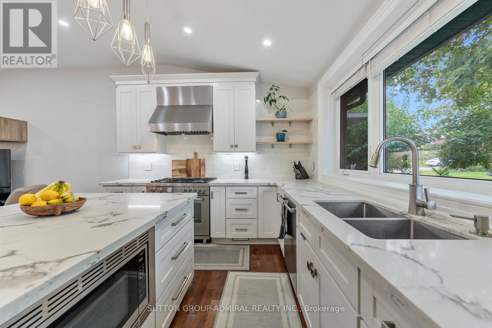 41 Waterford Drive, Toronto, Ontario  M9R 2N5 - Photo 5 - W12504918