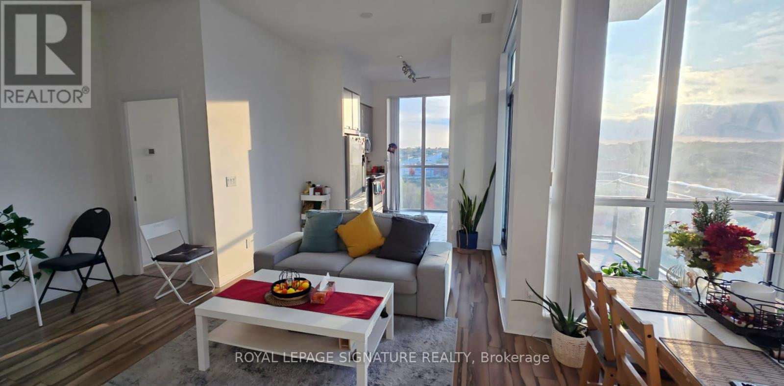 403 - 75 Eglinton Avenue W, Mississauga, Ontario  L5R 0E5 - Photo 2 - W12504938