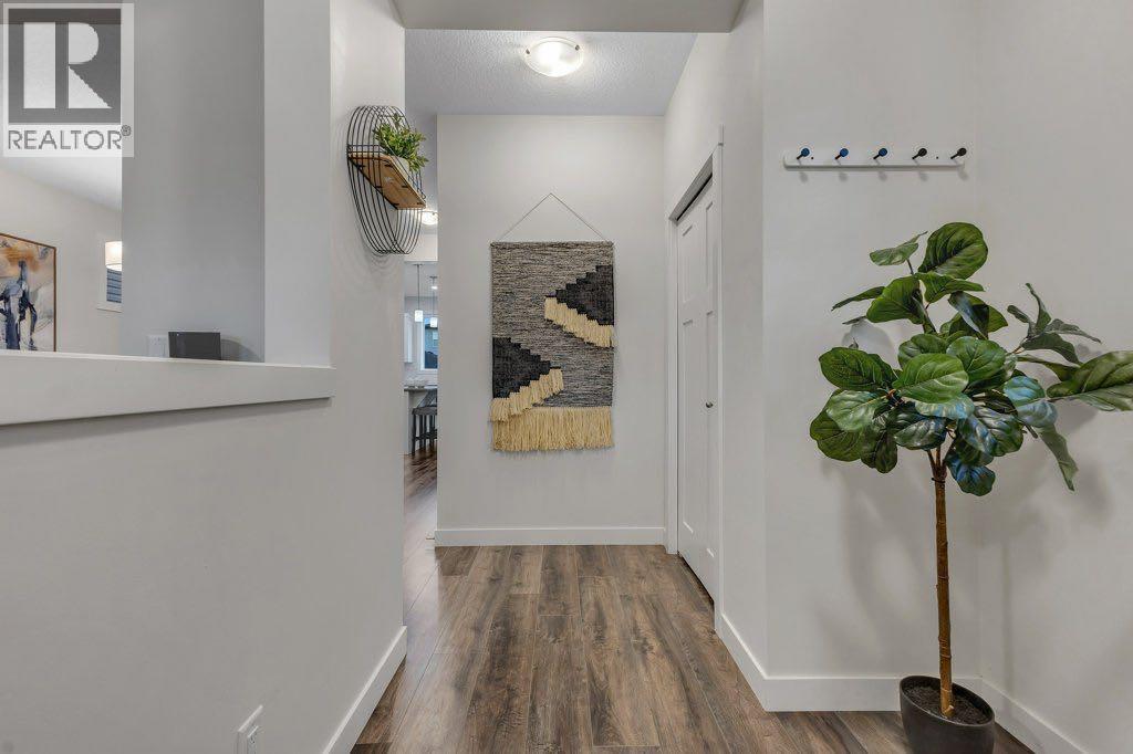 425 South Point Glen Sw, Airdrie, Alberta  T4B 4L1 - Photo 4 - A2259938