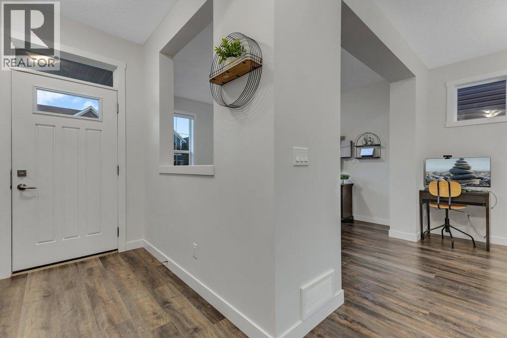 425 South Point Glen Sw, Airdrie, Alberta  T4B 4L1 - Photo 5 - A2259938