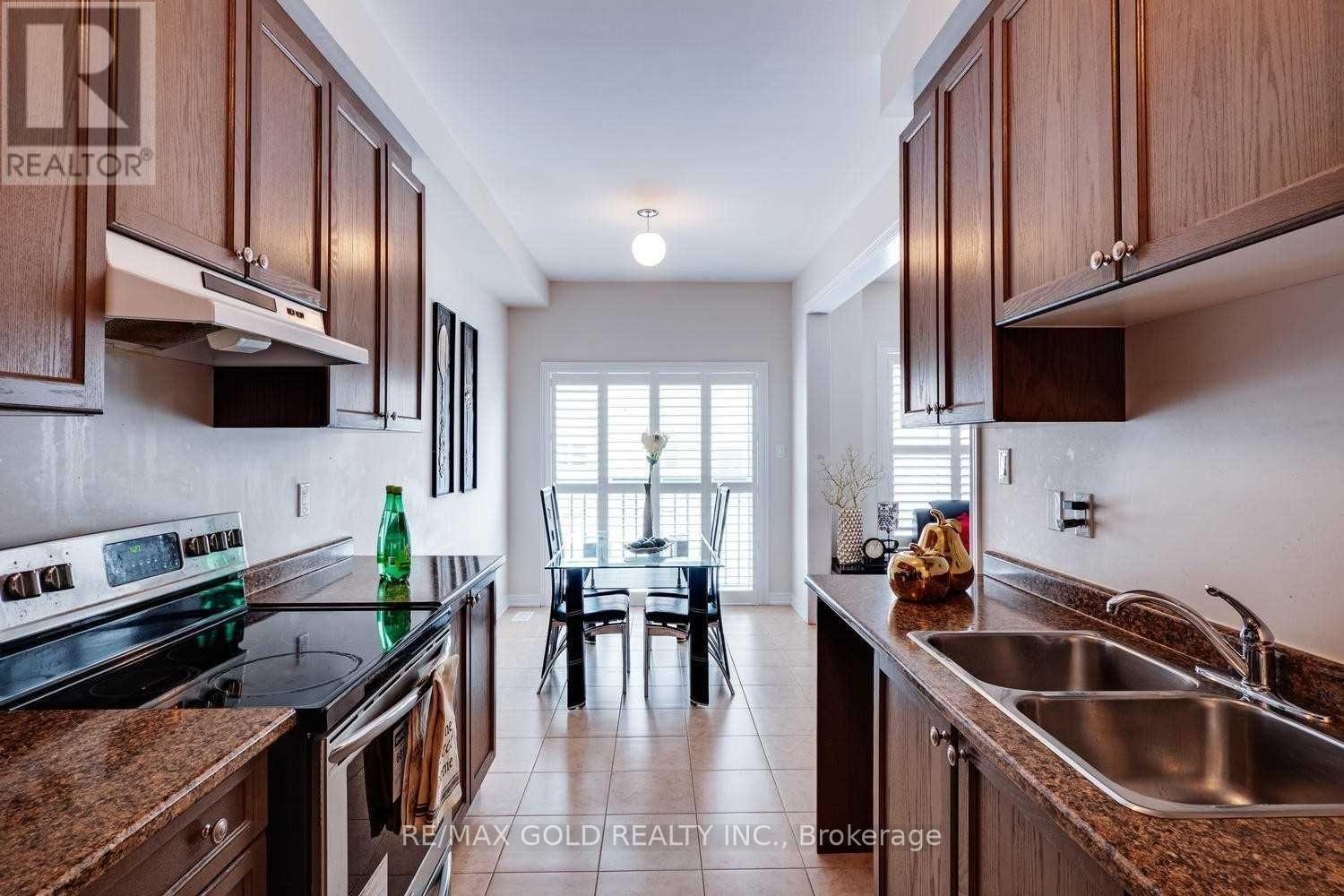 71 Lanark Circle, Brampton, Ontario  L6X 5L3 - Photo 7 - W12504836